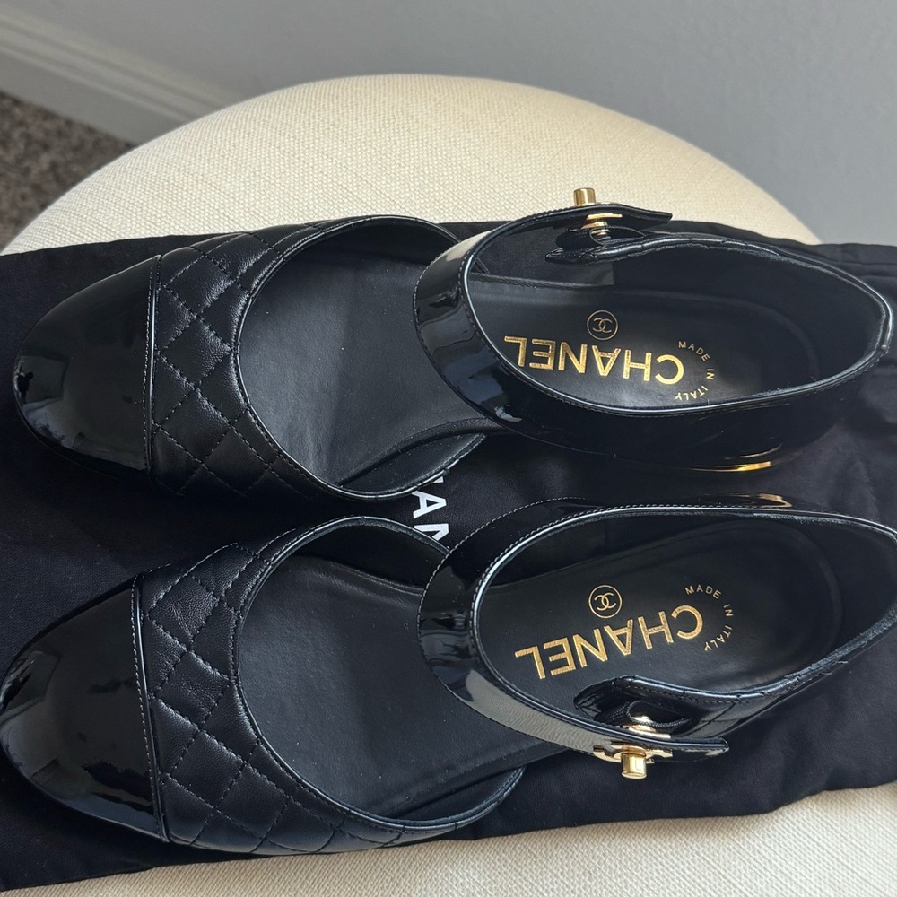 CHANEL Black Patent Leather Quilted Flats - Picture 2 of 3